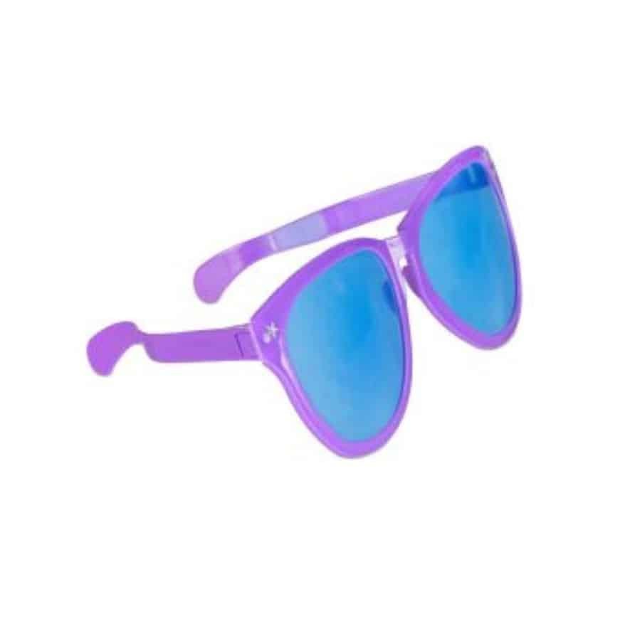 XXL Party Glasses Purple er store, iøjnefaldende festbriller, der med garanti skaber opmærksomhed og god stemning. Med deres oversized design og flotte lilla farve er de perfekte til temafester, festivaler, fødselsdage eller enhver lejlighed, hvor outfittet gerne må være ekstra sjovt og farverigt. Brillerne er lette og komfortable at have på trods af deres størrelse, og de fungerer perfekt som både accessory og samtalestarter. Det markante design gør dem ideelle til billeder, selfies og festlige øjeblikke, hvor der skal skrues op for wow-effekten. XXL Party Glasses Purple